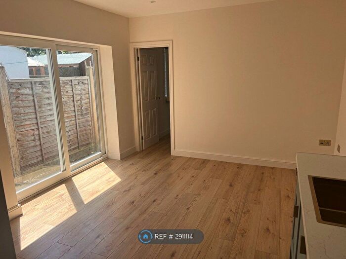 3 Bedroom Flat To Rent In Dalyell Road, London, SW9