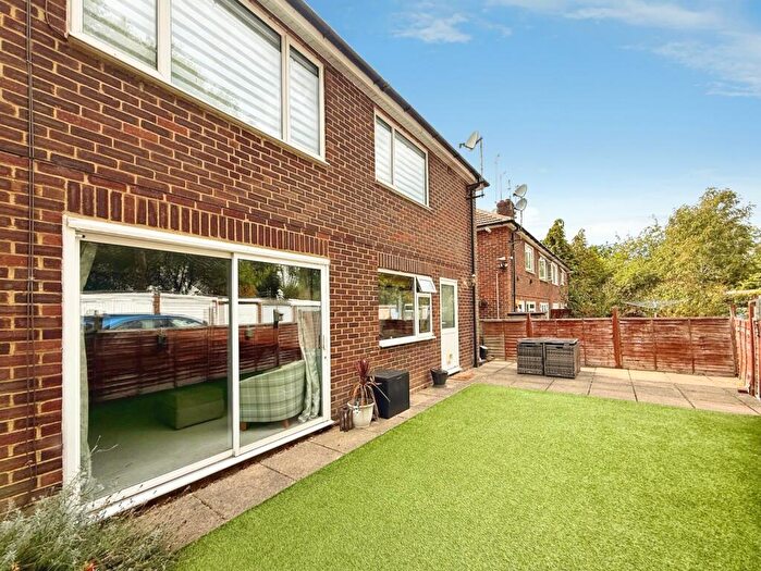 2 Bedroom Maisonette For Sale In Hinton Close, Crowthorne, Berkshire, RG45