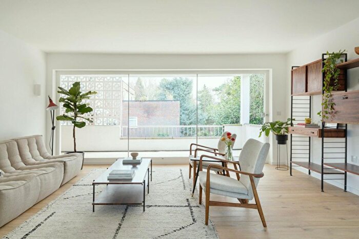 3 Bedroom Flat For Sale In Darnhills, Radlett, Hertfordshire, WD7