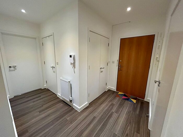 2 Bedroom Flat For Sale In Jackdaw Close, Romford, RM3