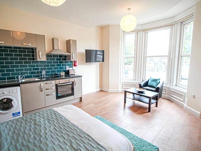 Apartment To Rent In Apt, - East Parade #, HG1