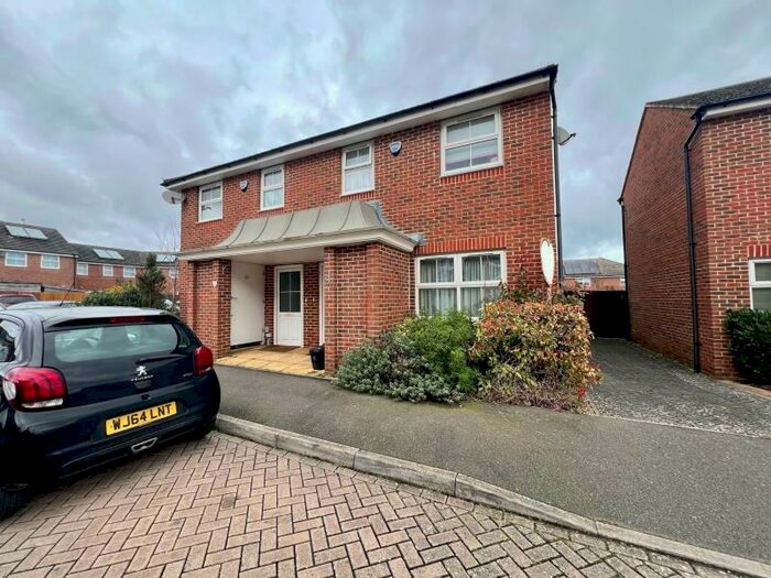 3 Bedroom Semi-Detached House To Rent In Farnborough, GU14