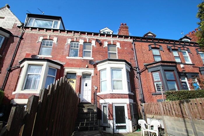 1 Bedroom Flat To Rent In Avenue Crescent, Leeds, West Yorkshire, Uk, LS8