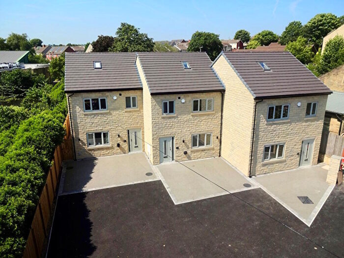 4 Bedroom Town House For Sale In Keighley Road, Illingworth, Halifax, HX2