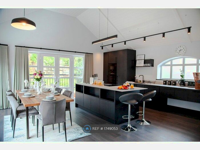 2 Bedroom Flat To Rent In St Peter's Mews, Poole, BH14