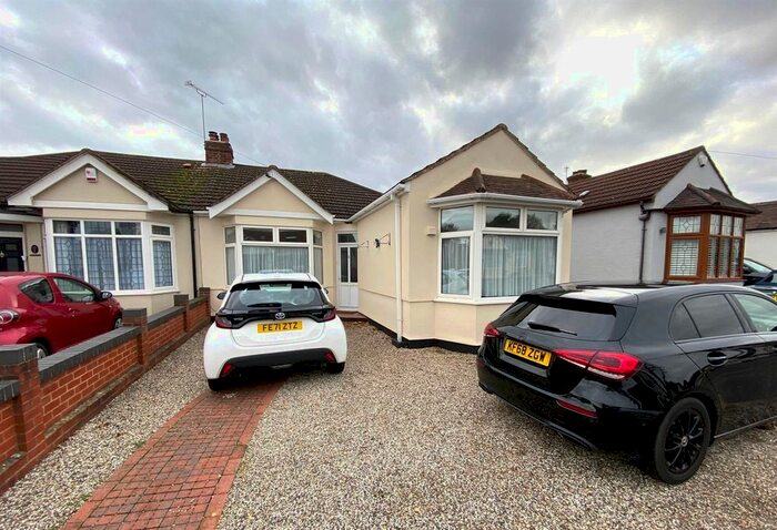 3 Bedroom Bungalow To Rent In Beverley Gardens, Hornchurch, RM11