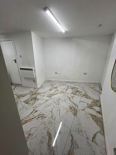 Studio To Rent In Lowlands Rd, Aveley, RM15