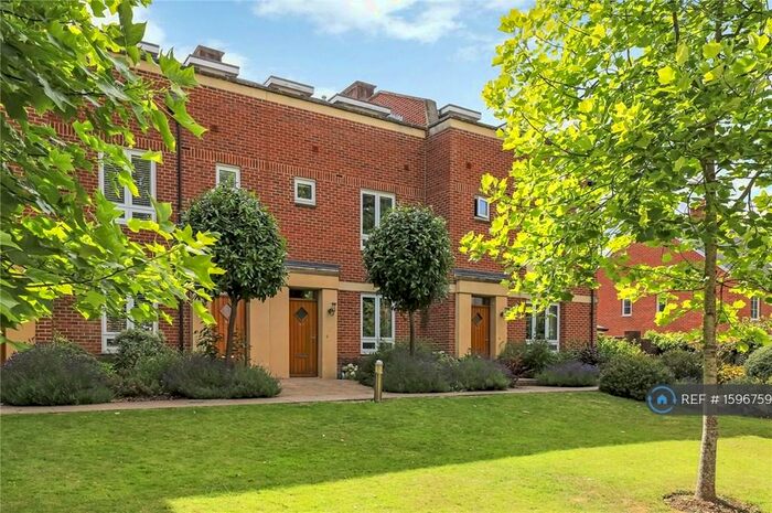 2 Bedroom Flat To Rent In Fraser Gardens, Winchester, SO22