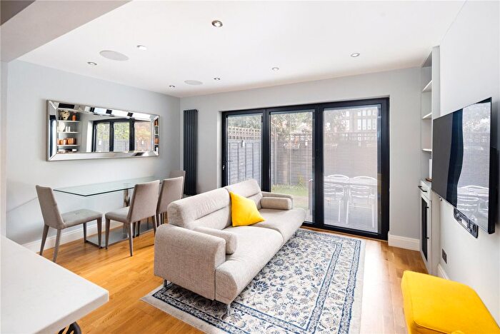 2 Bedroom Flat To Rent In John Pritchard House, Buxton Street, London, E1