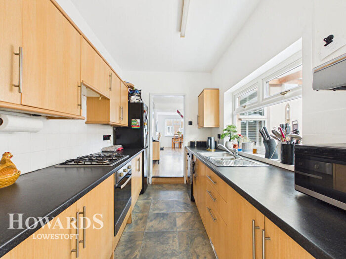 4 Bedroom Semi Detached House For Sale In Avondale Road, Lowestoft, NR32
