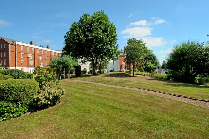 3 Bedroom Flat To Rent In Queens Reach, East Molesey, KT8