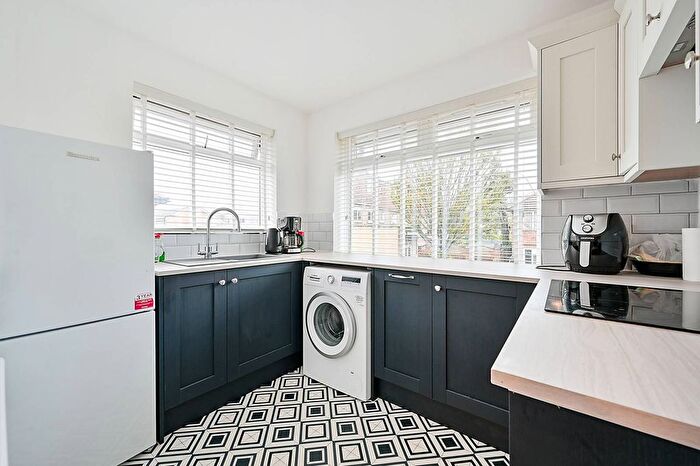 2 Bedroom Flat To Rent In Carlyle Road, Ealing, London, W5