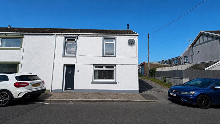 3 Bedroom End Of Terrace House For Sale In North Avenue, Gadlys, CF44