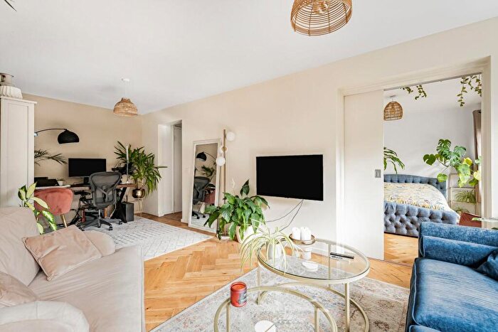 1 Bedroom Apartment For Sale In Park Rise, London, SE23