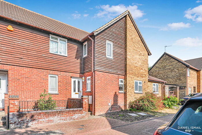 4 Bedroom Semi Detached House For Sale In Rosecroft Close, Langdon Hills, SS16