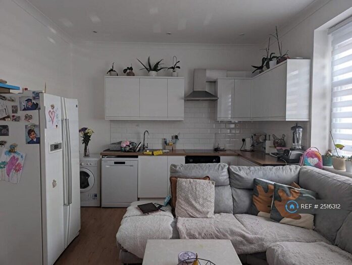 2 Bedroom Flat To Rent In Green Lanes, London, N13