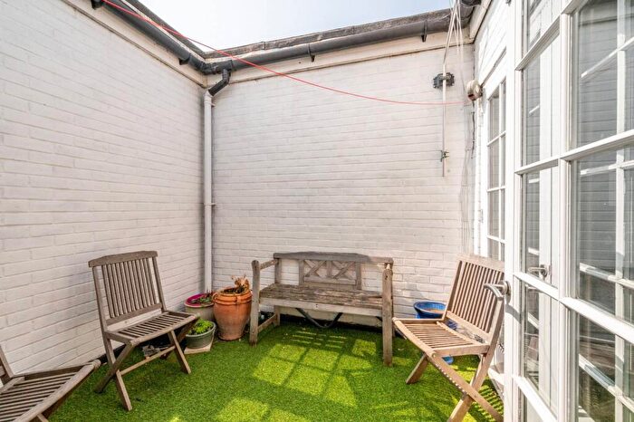 2 Bedroom Flat To Rent In Old London Road, North Kingston, Kingston Upon Thames, KT2