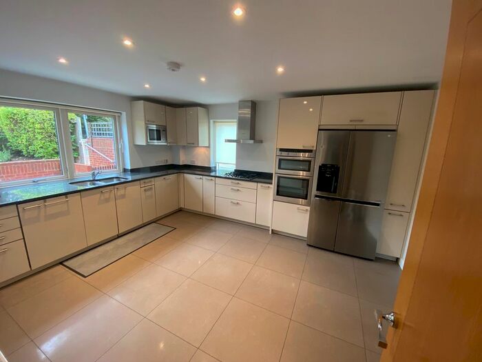 3 Bedroom Flat To Rent In Hendon Lane, Finchley, N3