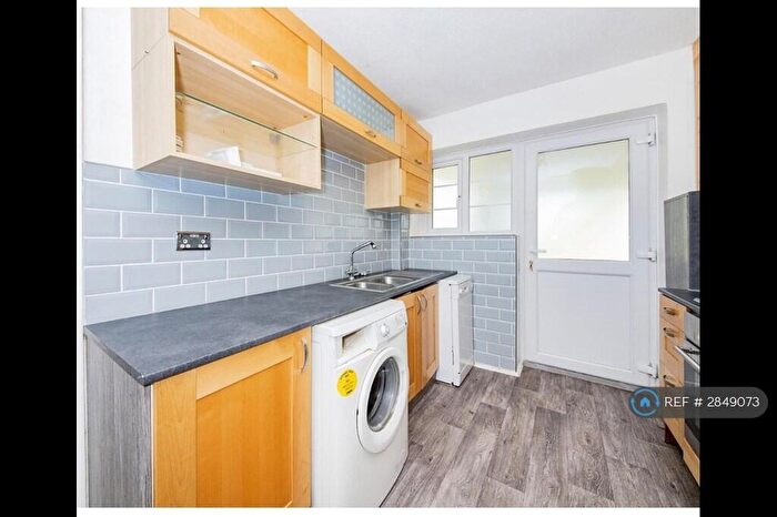 2 Bedroom Flat To Rent In Amblecote Road, London, SE12