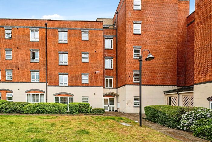 2 Bedroom Flat For Sale In Holyhead Mews, Slough, SL1