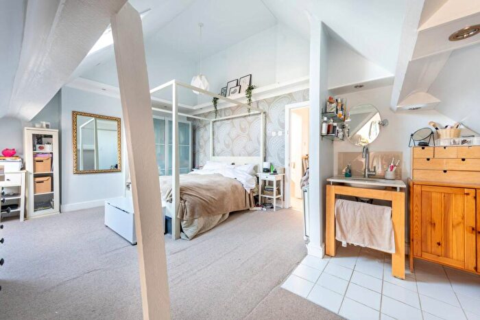 2 Bedroom Flat For Sale In Blenheim Gardens, Willesden Green, London, NW2