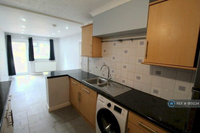 6 Bedroom Semi-Detached House To Rent In The Chase, Guildford, GU2