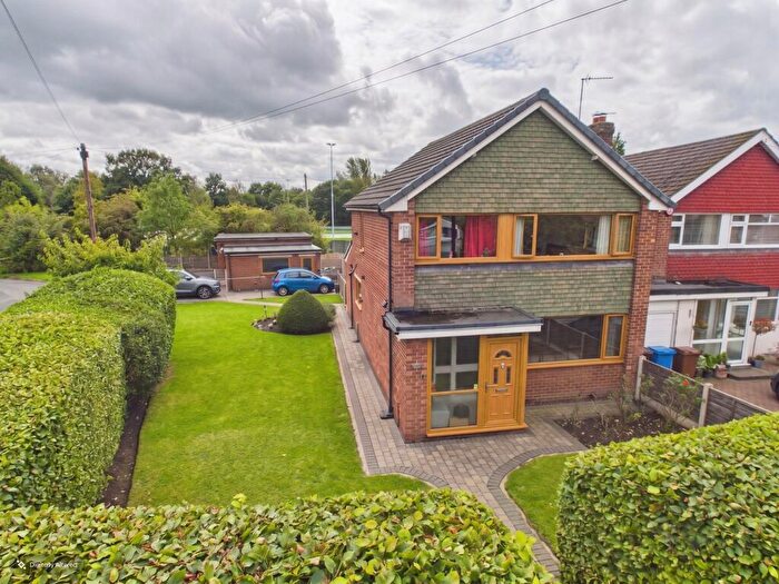 3 Bedroom Link Detached House For Sale In Lomond Close, Woodsmoor, Stockport, SK2