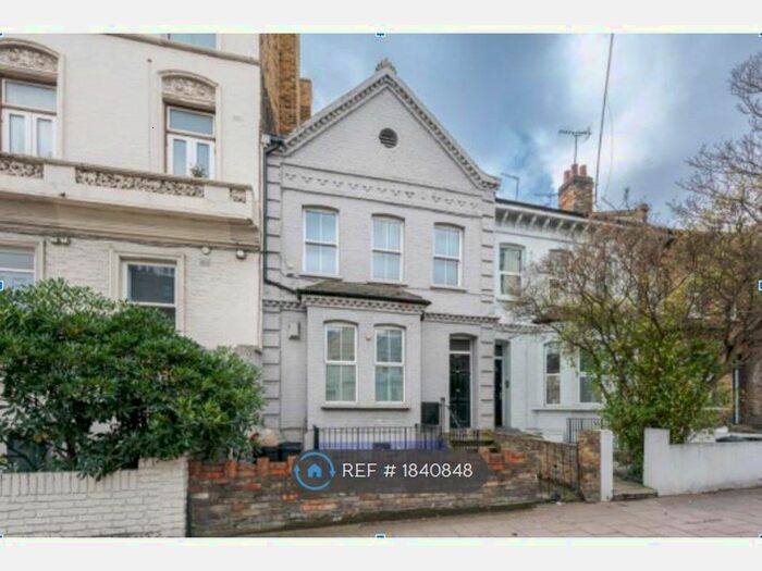 3 Bedroom Flat To Rent In Queenstown Road, London, SW8