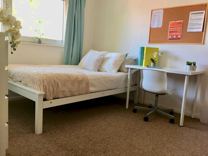 4 Bedroom Maisonette To Rent In Somers Road, Southsea, Hampshire PO5