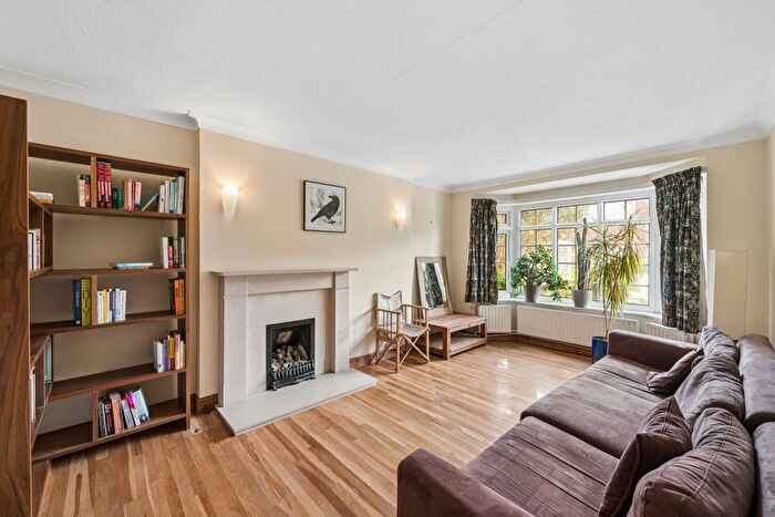 2 Bedroom Maisonette For Sale In Bishops Close, Richmond, TW10