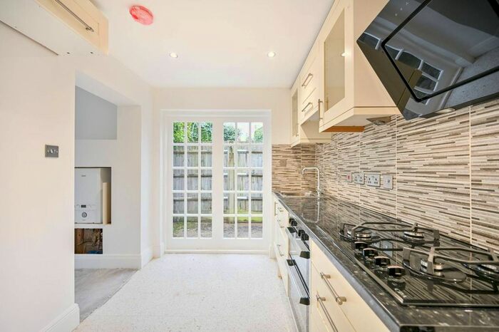 2 Bedroom Flat To Rent In Pagoda Avenue, Kew, Richmond, TW9