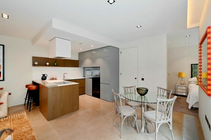 2 Bedroom Flat To Rent In Babmaes Street, St James, SW1Y