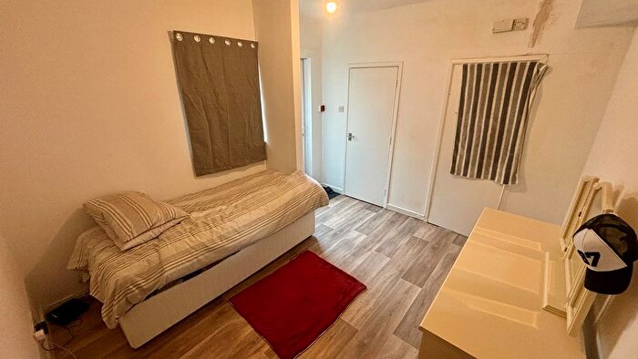 Studio To Rent In Cheddon Road, Taunton, TA2