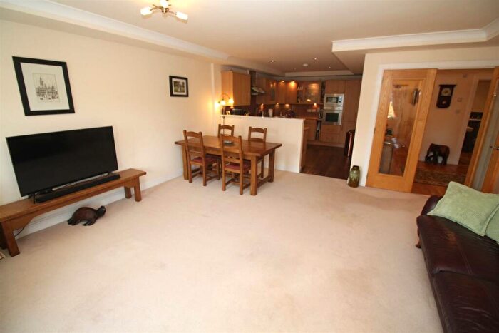 2 Bedroom Flat For Sale In Cromarty Grove, Inverkip, PA16
