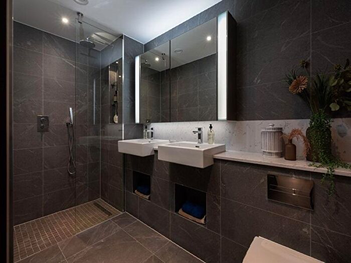 2 Bedroom Flat For Sale In Goodchild Road, N4