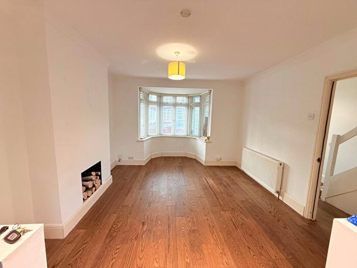 3 Bedroom End Of Terrace House To Rent In Marshalls Road, Romford, RM7