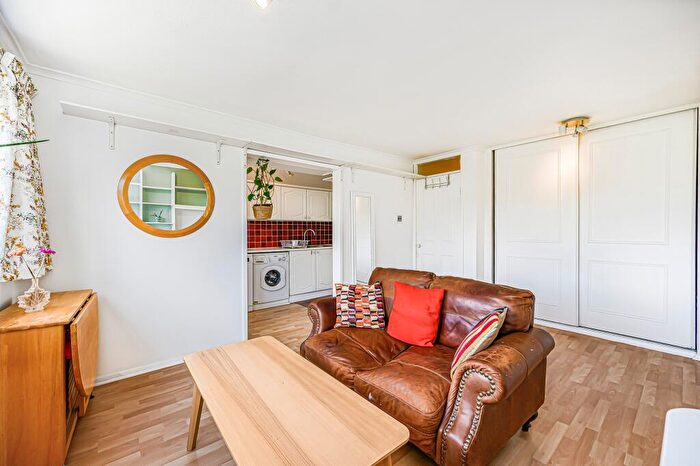 Studio To Rent In Lynwood Close, South Woodford, Redbridge, London, E18