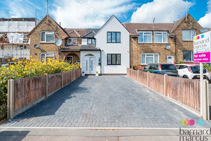 3 Bedroom Terraced House For Sale In Summers Lane, London, N12
