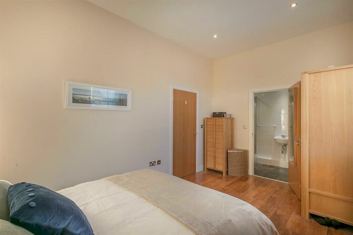 2 Bedroom Flat For Sale In Lanesborough Court, Gosforth, Newcastle Upon Tyne, NE3