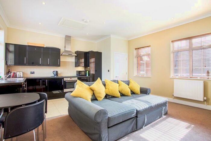 2 Bedroom Apartment To Rent In Broad Street, Wokingham, RG40