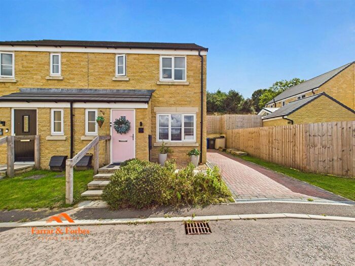 3 Bedroom Semi-Detached House For Sale In Tum Hill Close, Colne, BB8