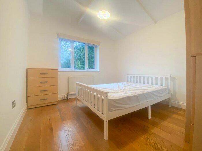 3 Bedroom Flat To Rent In Manor Park Road, Barnet, N2