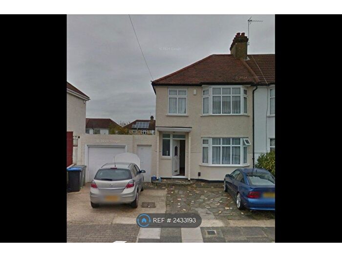 4 Bedroom Semi-Detached House To Rent In Park Gardens, London, NW9