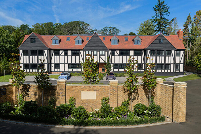 3 Bedroom Apartment For Sale In Copsem Lane, KT10