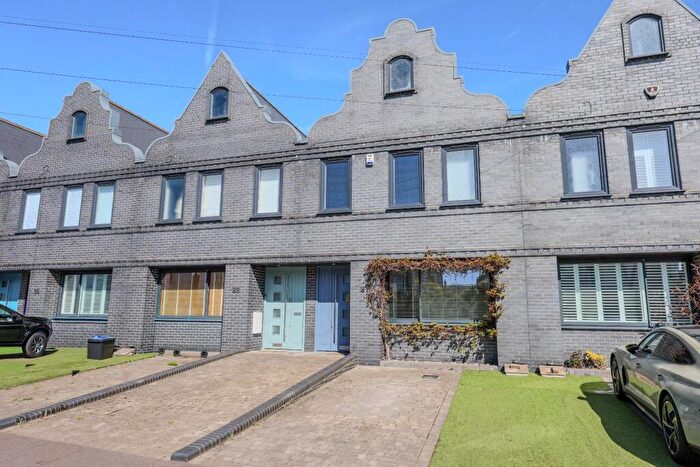 3 Bedroom Terraced House For Sale In Glendale Gardens, Leigh-On-Sea, SS9