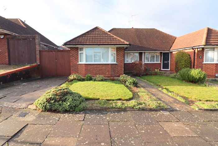 2 Bedroom Semi-Detached Bungalow For Sale In Wadhurst Avenue, Luton, Bedfordshire, LU3
