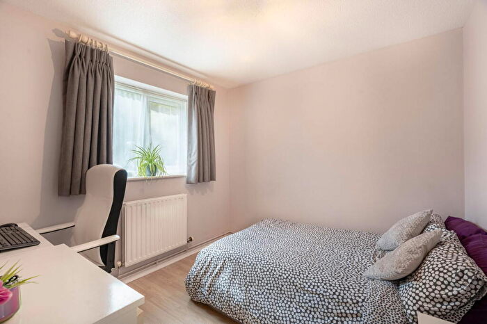 2 Bedroom Apartment For Sale In Taylor Close, St. Albans, AL4