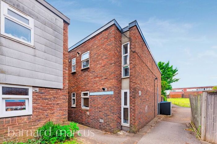 2 Bedroom Flat To Rent In Farnham Gardens, London, SW20