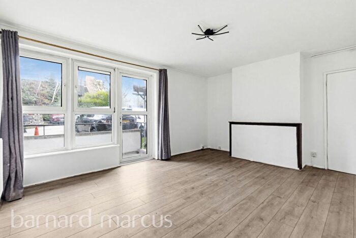 3 Bedroom Flat To Rent In Mere Close, London, SW15