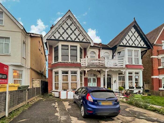2 Bedroom Flat To Rent In Grosvenor Road, Westcliff On Sea, SS0